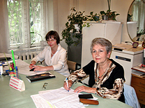 зліва: лікар-лаборант І.М.Миськів; справа: лікар-лаборант-імунолог М.К.Полатайко Співробітники Центру